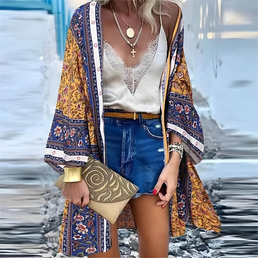 Kimono bleu bohème à fleurs sur le modèle