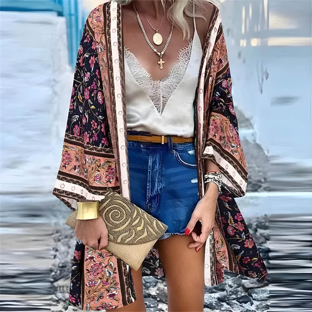 Kimono floral bohème marron sur le modèle