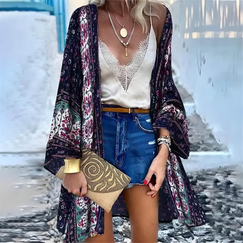 Kimono floral bohème violet sur le modèle