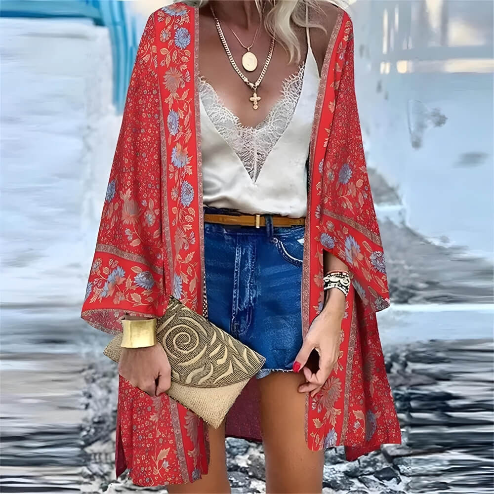 Kimono rouge bohème à fleurs sur le modèle