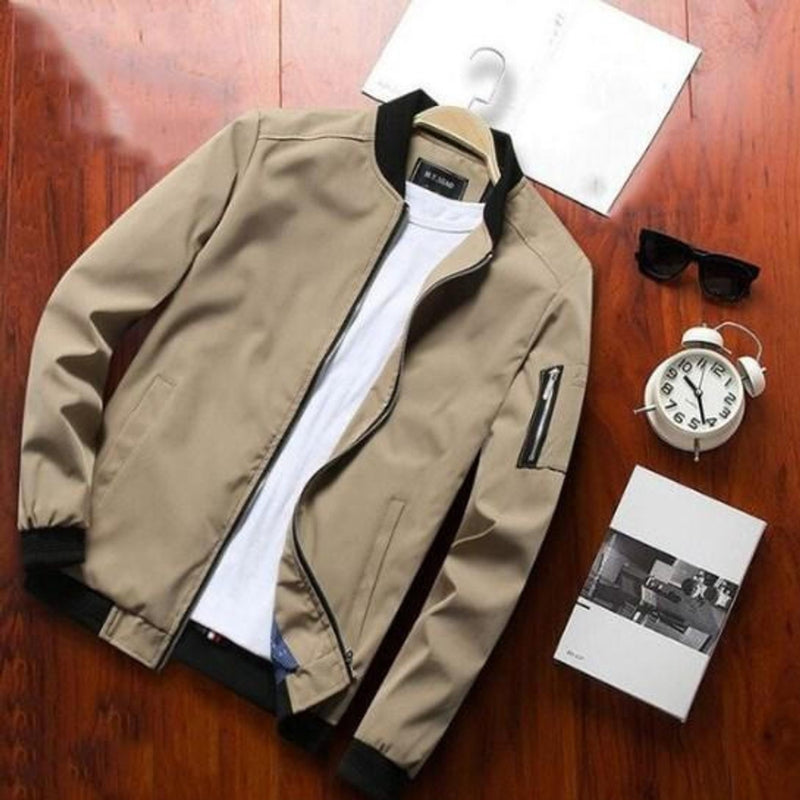 Gros plan sur une veste bombardier beige