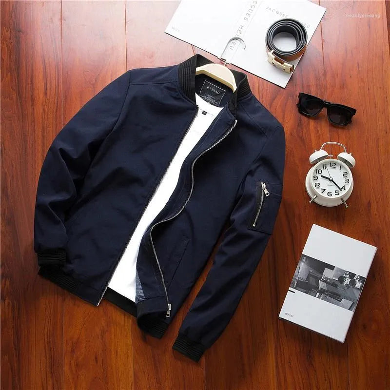 Gros plan sur une veste bombardier bleue