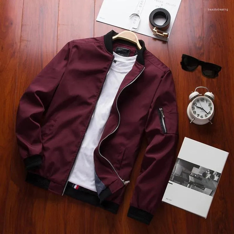 Gros plan sur un blouson bombardier rouge bourgogne