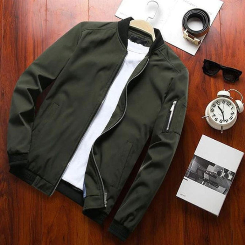 Gros plan sur une veste bombardier verte