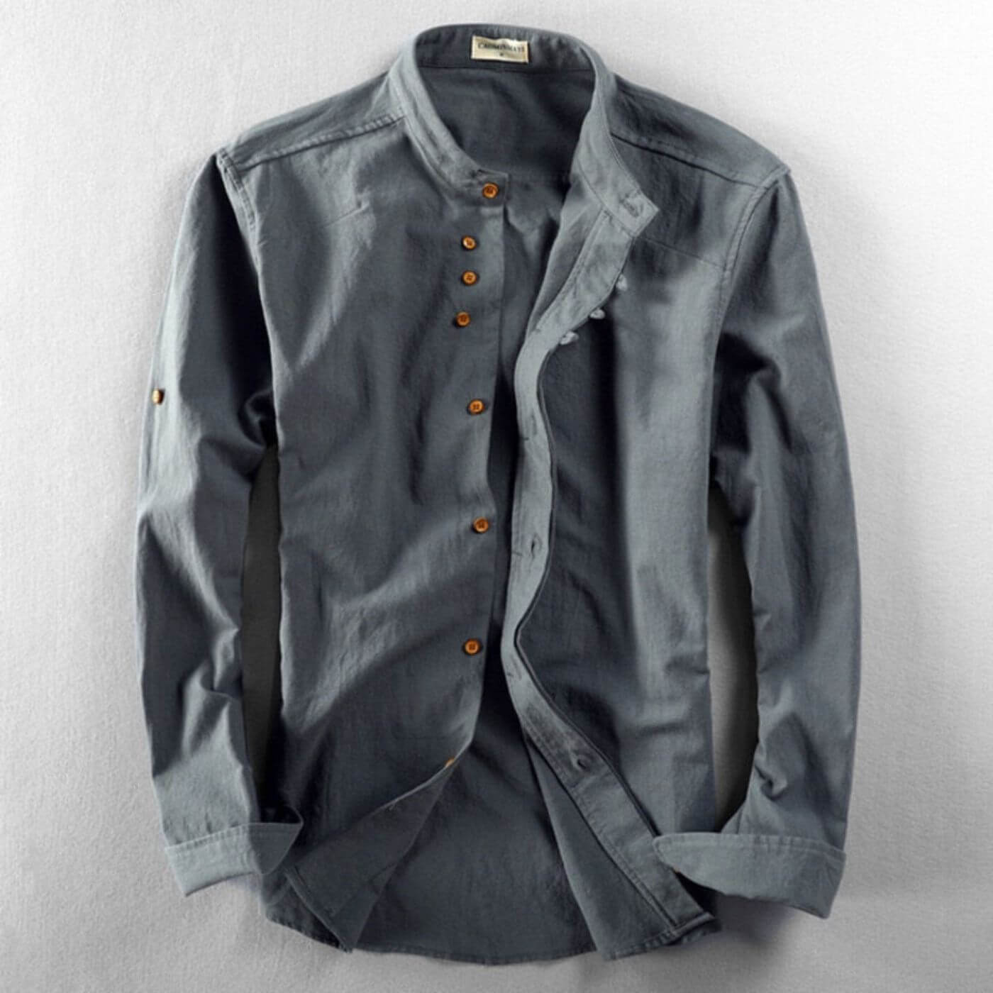 Chemise gris foncé à col mao, polyvalente pour toutes les occasions.