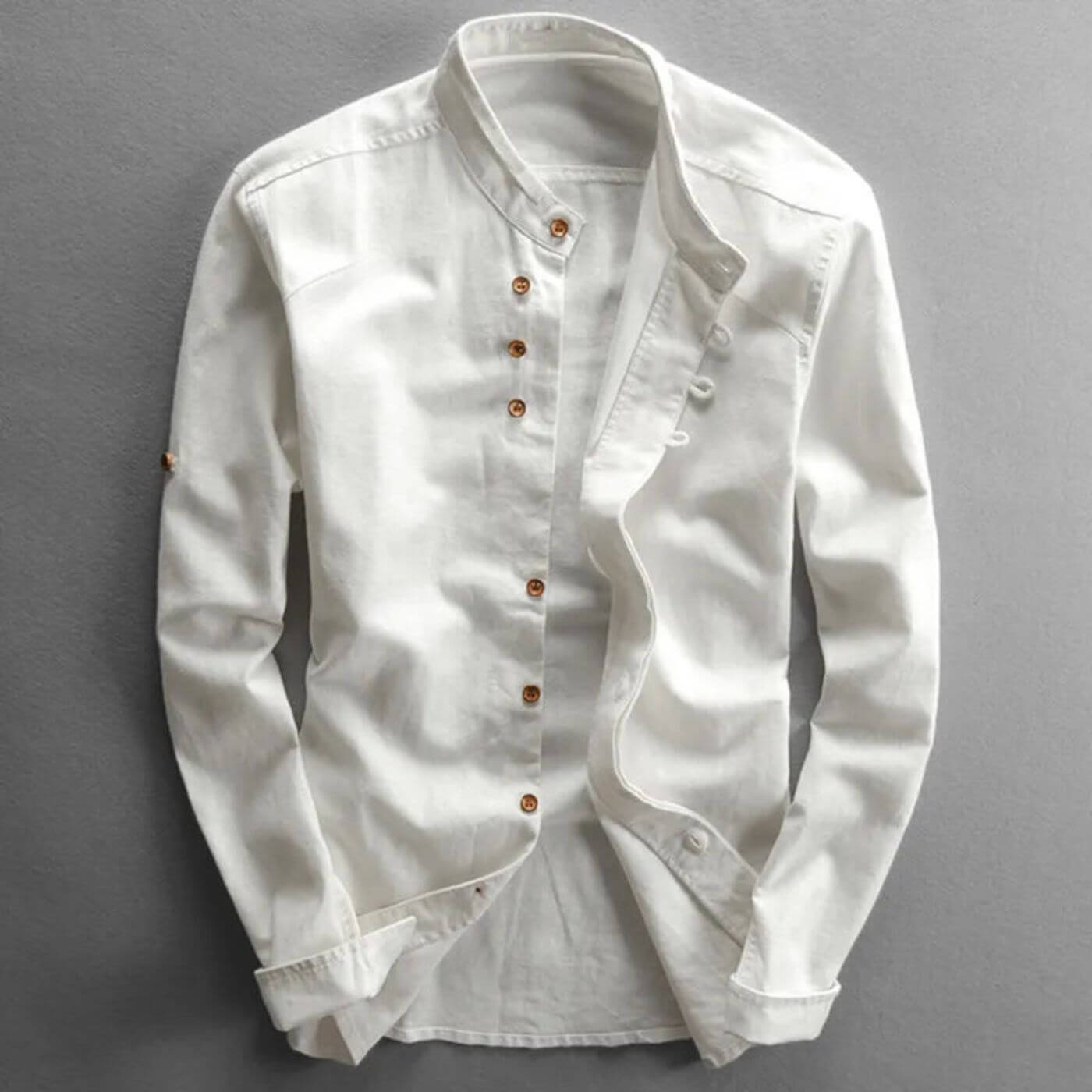 Chemise blanche classique à col mao pour homme, design décontracté et moderne.