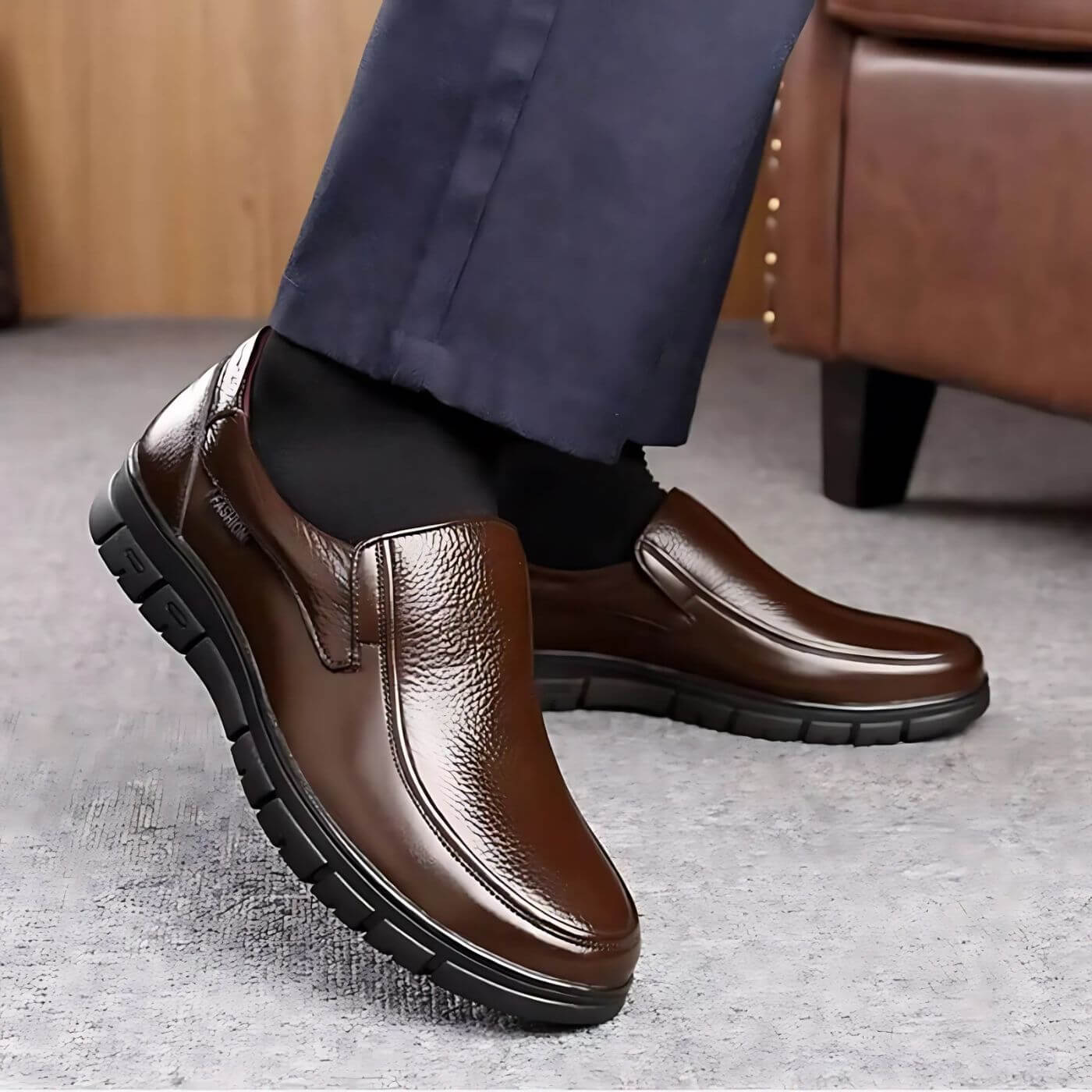 Mocassins en cuir marron élégants pour homme, adaptés aux tenues formelles et décontractées.