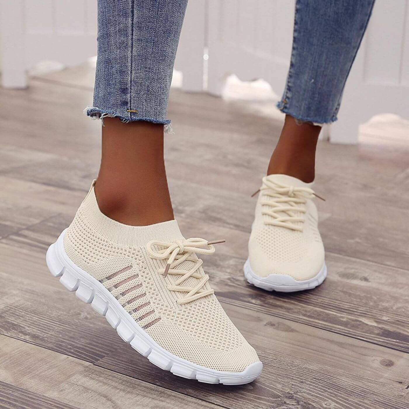 Baskets en maille beige élégantes avec semelle ultra-légère pour un look casual sophistiqué.