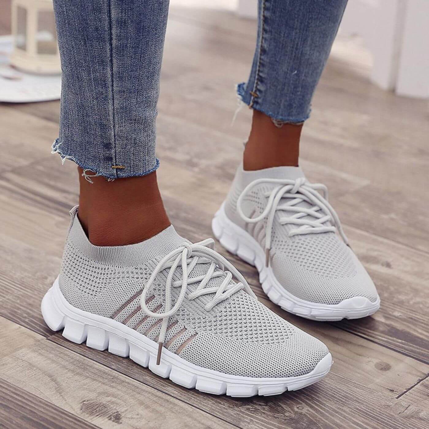 Baskets grises minimalistes avec semelle absorbant les chocs et maille respirante pour un usage quotidien.