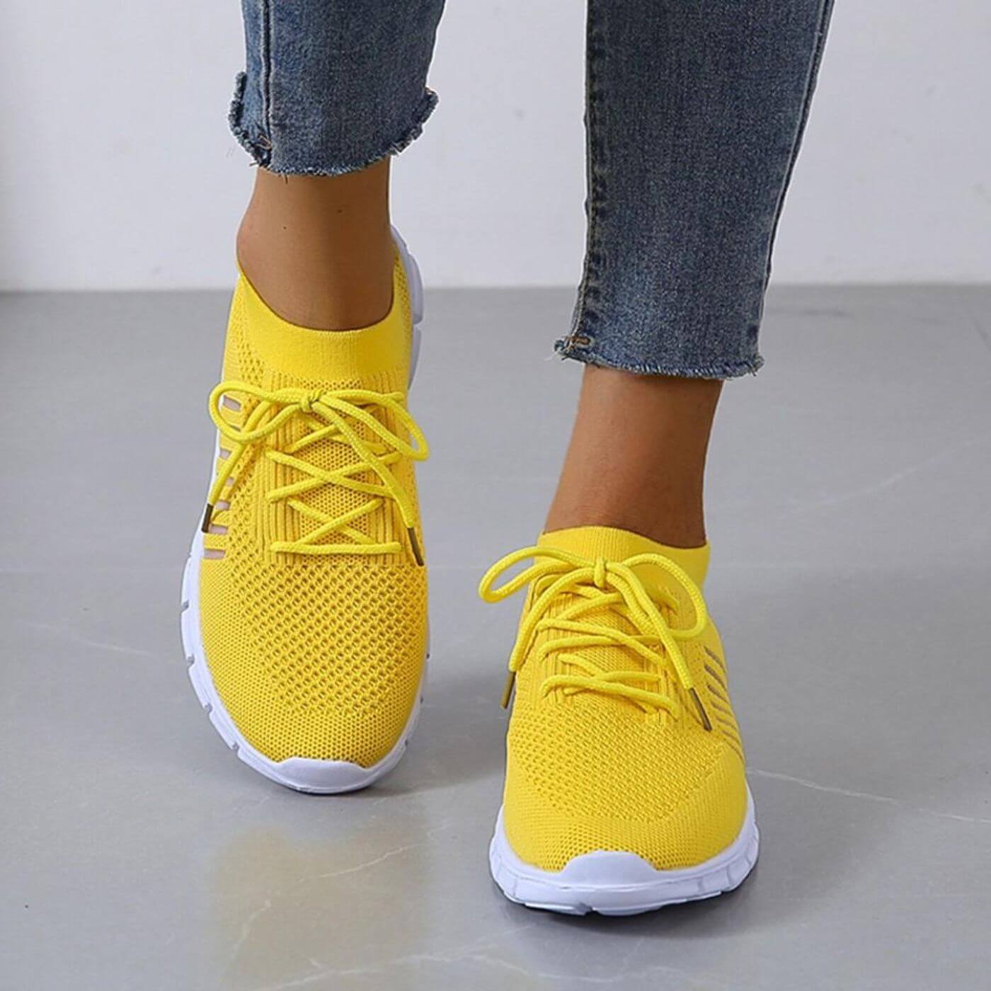 Baskets jaunes éclatantes avec semelle amortissante et tissu respirant pour un look sport-chic.