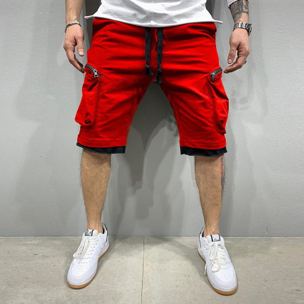 Short cargo rouge pour homme avec poches et cordon de serrage.