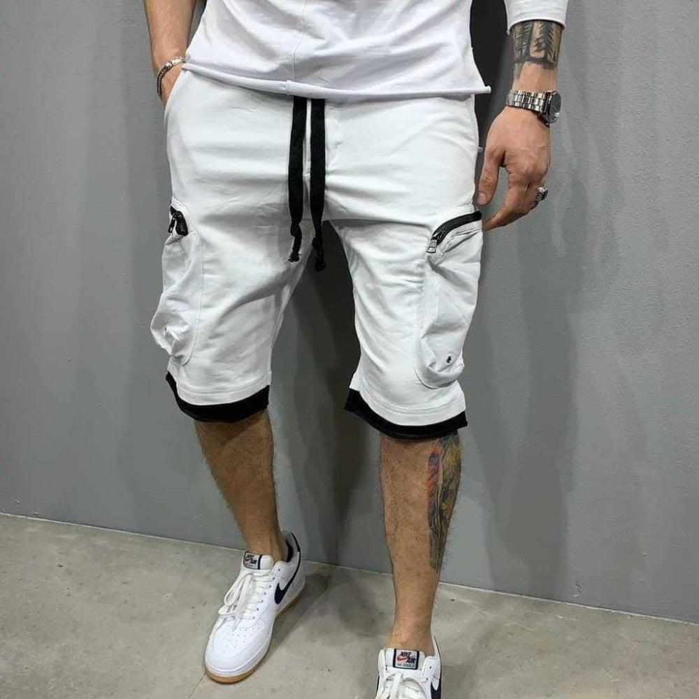 Short cargo blanc pour homme avec poches et cordon de serrage.