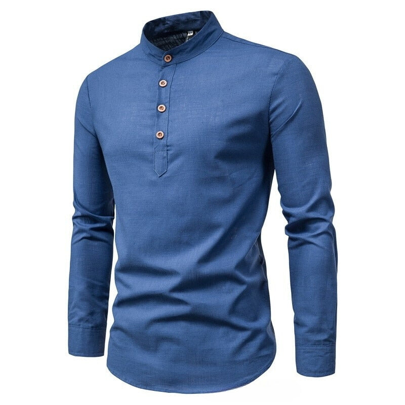 Chemise bleue à col montant, gros plan