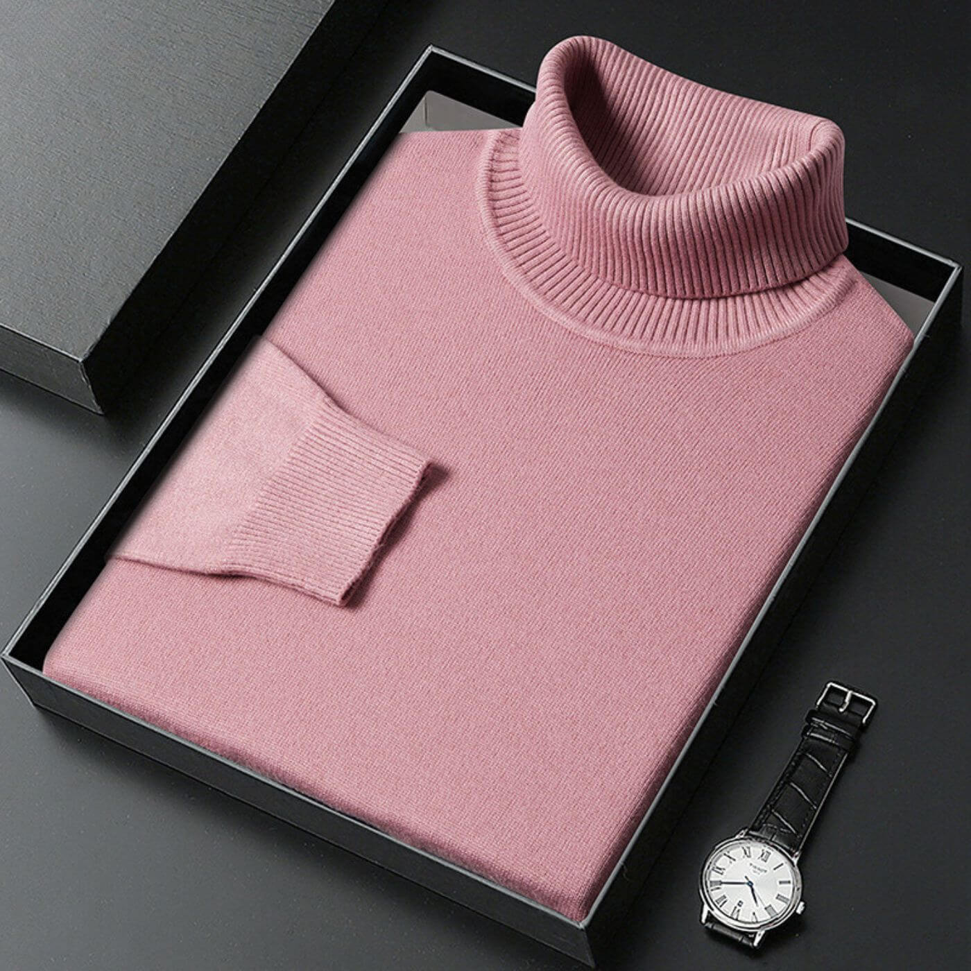 Pull à col roulé rose présenté dans une boîte cadeau de luxe – maille douce, chaud et élégant pour l'hiver.