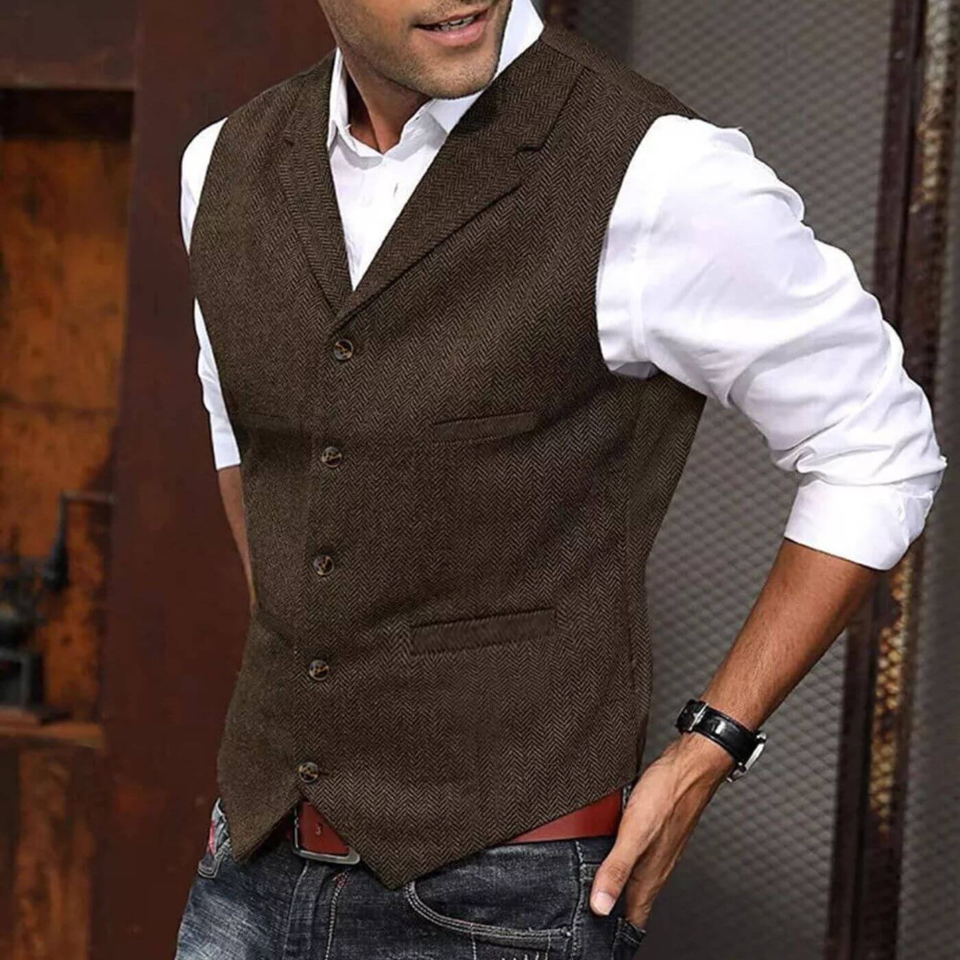 Gilet en tweed marron à chevrons pour homme avec col en V classique et fermeture boutonnée – parfait pour une superposition élégante.