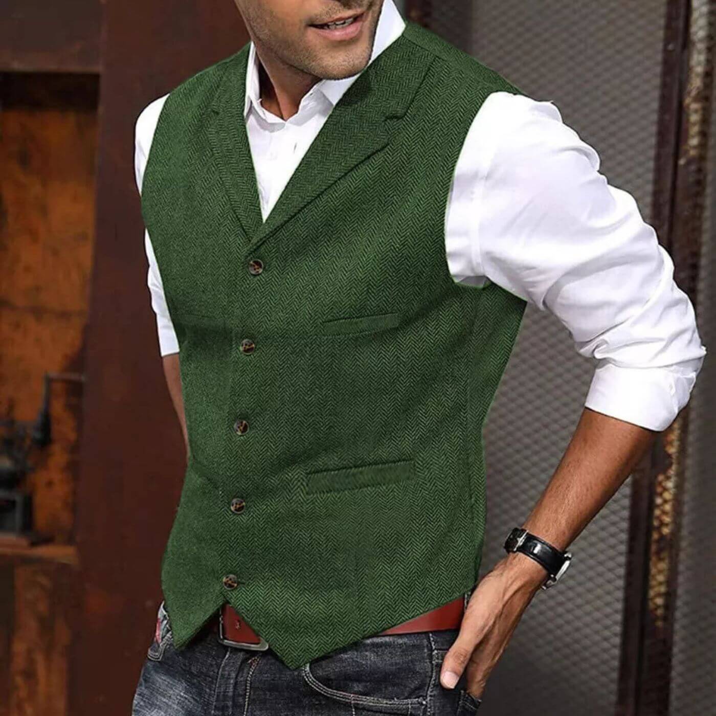 Gilet en tweed vert pour homme avec un motif à chevrons raffiné et une coupe structurée – une pièce élégante pour toutes occasions.