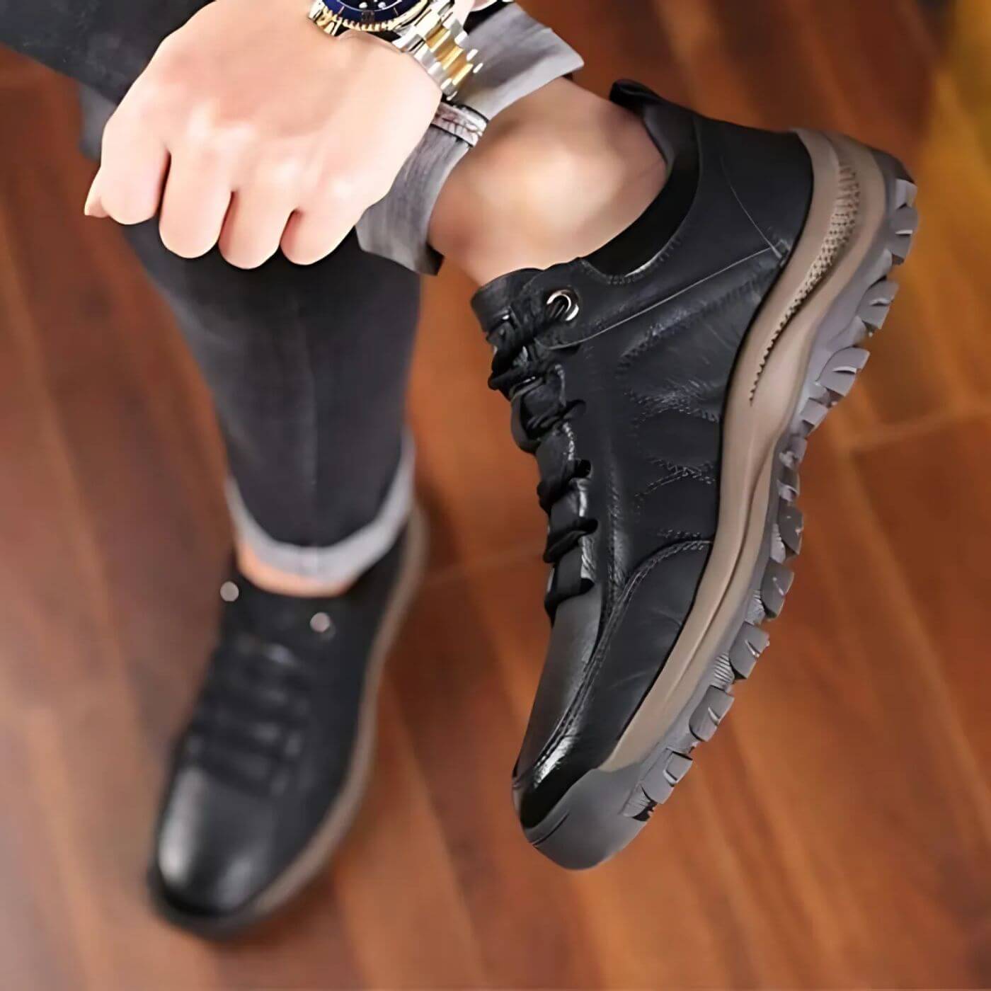 Baskets Posh Paris René noires portées avec un jean – idéales pour un look décontracté et des activités en extérieur.