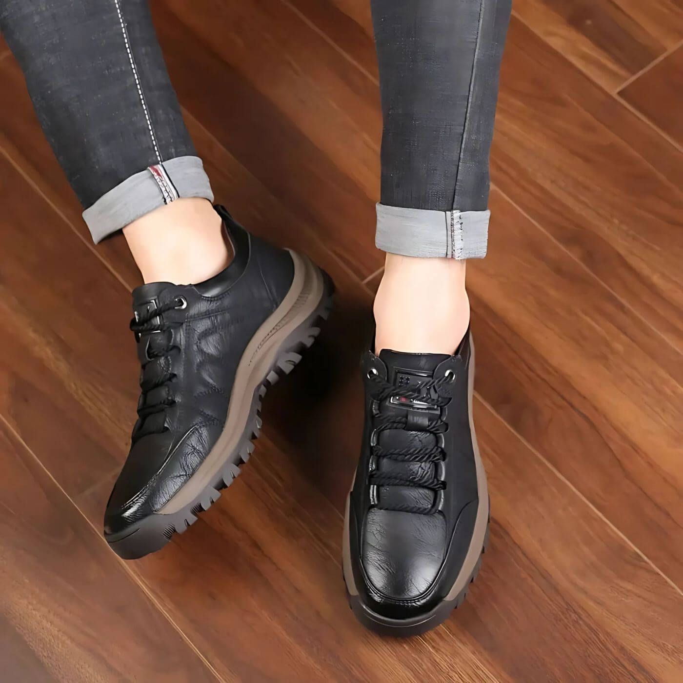 Chaussures en cuir noir Posh Paris René portées en intérieur – élégantes, respirantes et flexibles.