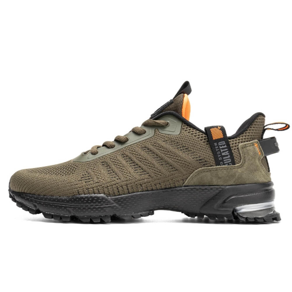 Chaussure de sport vert armée avec tige en maille respirante et semelle en caoutchouc résistant.