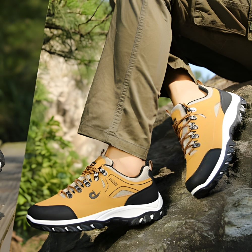 Chaussures de randonnée kaki au profil robuste pour les activités de plein air.