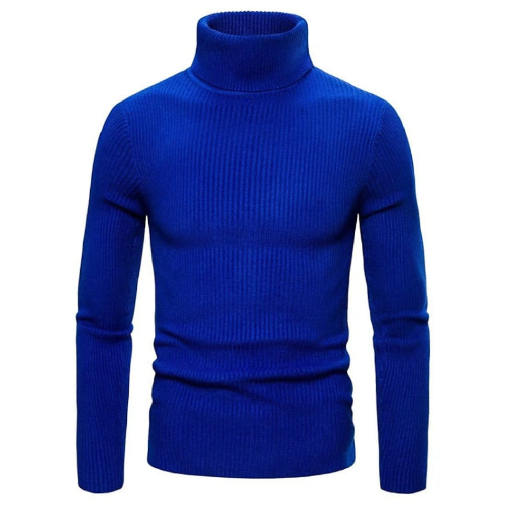 Pull à col roulé à la mode bleue gros plan