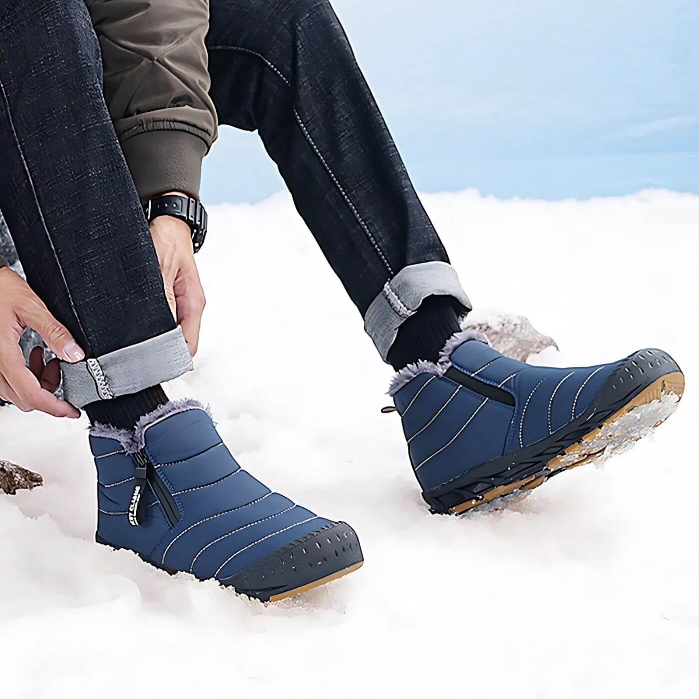 Bottes d'hiver bleues imperméables avec semelle antidérapante. Idéales pour la randonnée et les aventures hivernales.