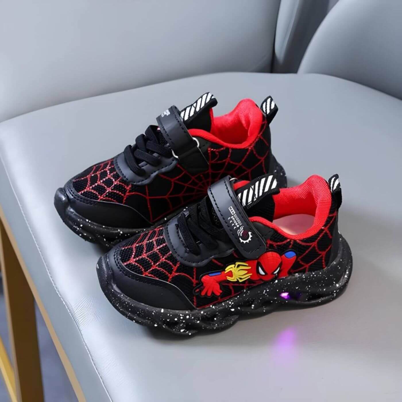 SpiderKickz™ - Baskets LED de Superhéros pour Enfants