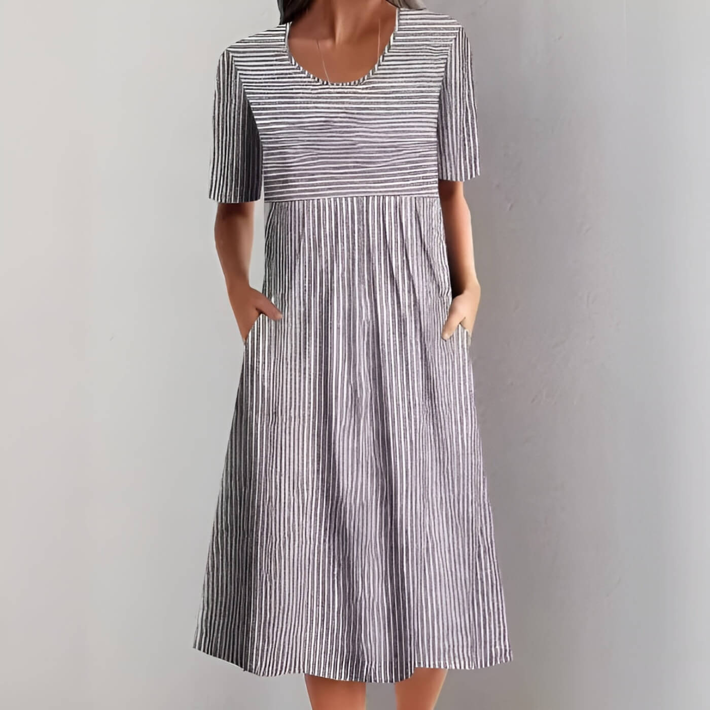 Amira™ - Robe Midi Rayée Élégante