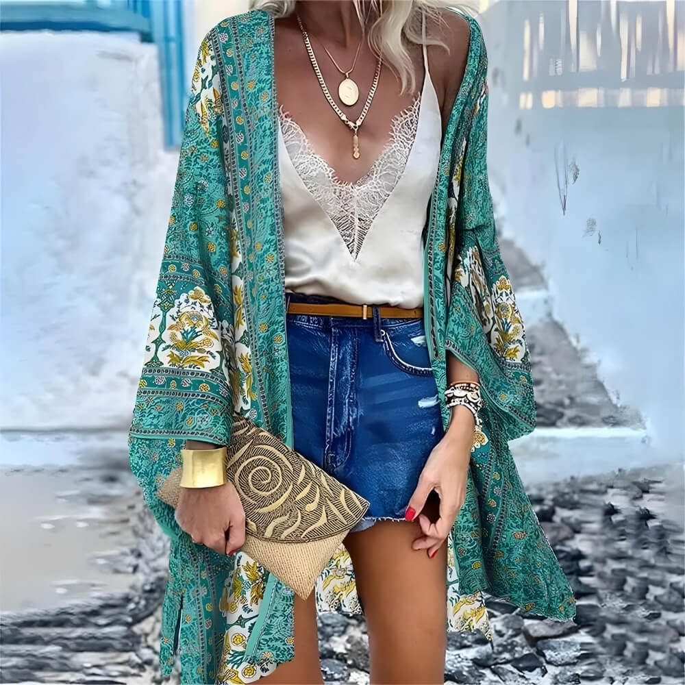 Kimono vert bohème à fleurs sur le modèle