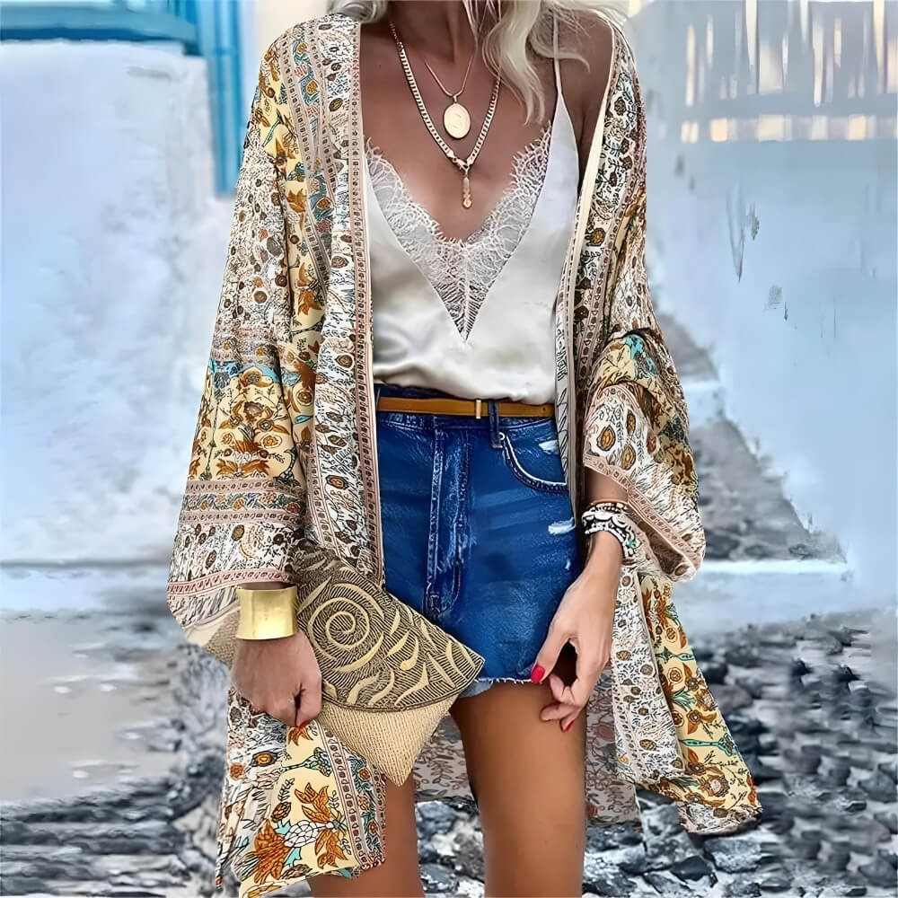 Kimono bohème floral kaki sur le modèle