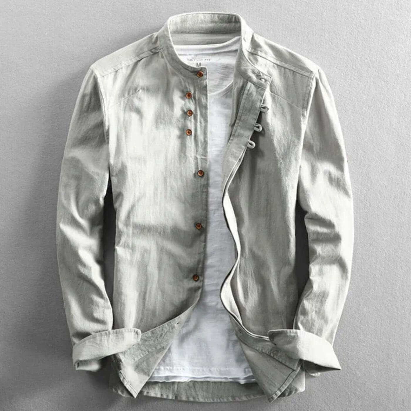 Chemise grise claire à col mao pour homme, idéale pour un style décontracté.