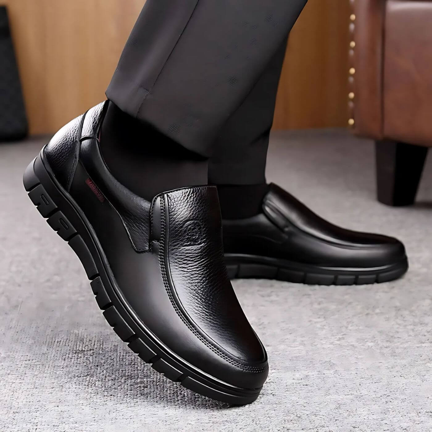 Chaussures en cuir noir haut de gamme pour homme, coupe ergonomique et amorti anti-fatigue.