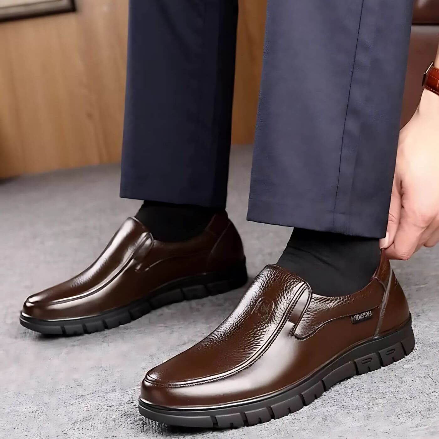 Chaussures en cuir marron pour homme, semelle rembourrée, coupe ergonomique et design classique pour un confort optimal.