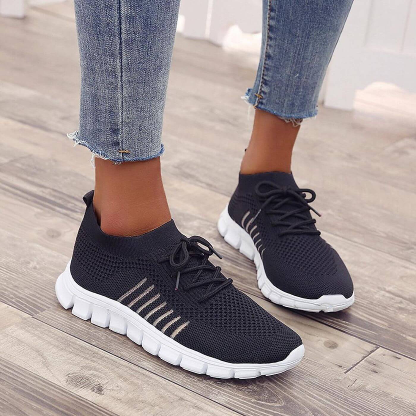 Baskets noires à lacets avec tissu en maille respirante et semelle ergonomique pour un soutien optimal.