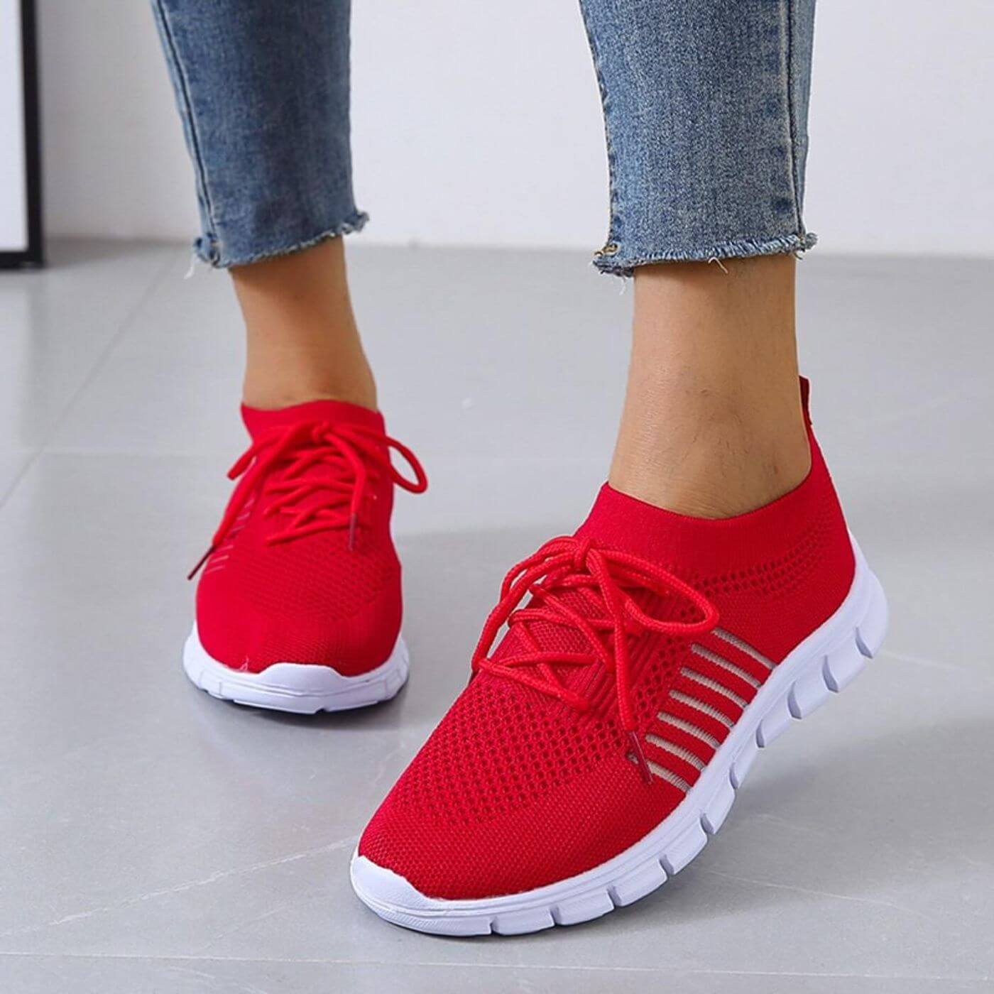 Baskets sport rouges vibrantes avec semelle amortissante et tige en maille respirante pour un confort maximal
