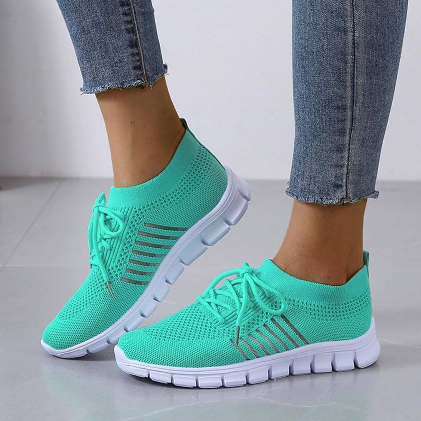 Baskets en maille respirante turquoise avec semelle amortissante – légères et élégantes pour un confort optimal.