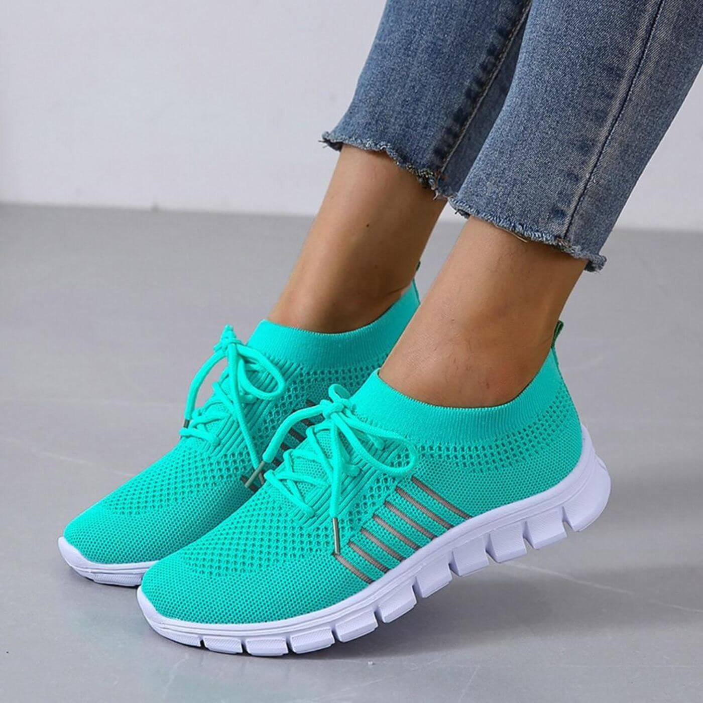 Baskets turquoise à lacets confortables avec semelle flexible – idéales pour la marche et le quotidien.