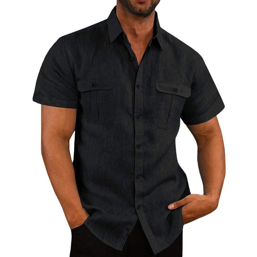 Chemise noire à manches courtes en tissu léger avec poches sur la poitrine.
