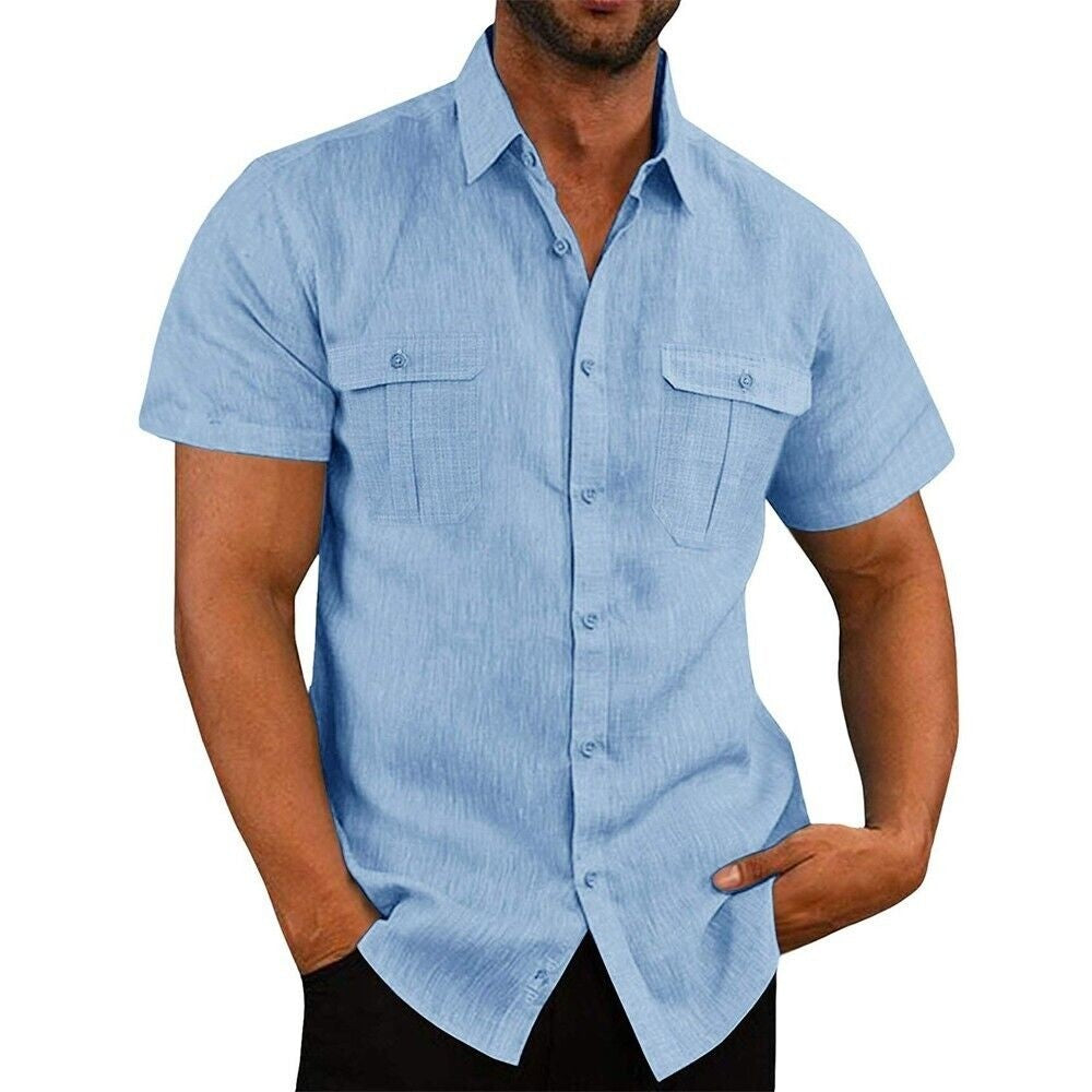 Chemise bleue à manches courtes en tissu léger avec poches poitrine.