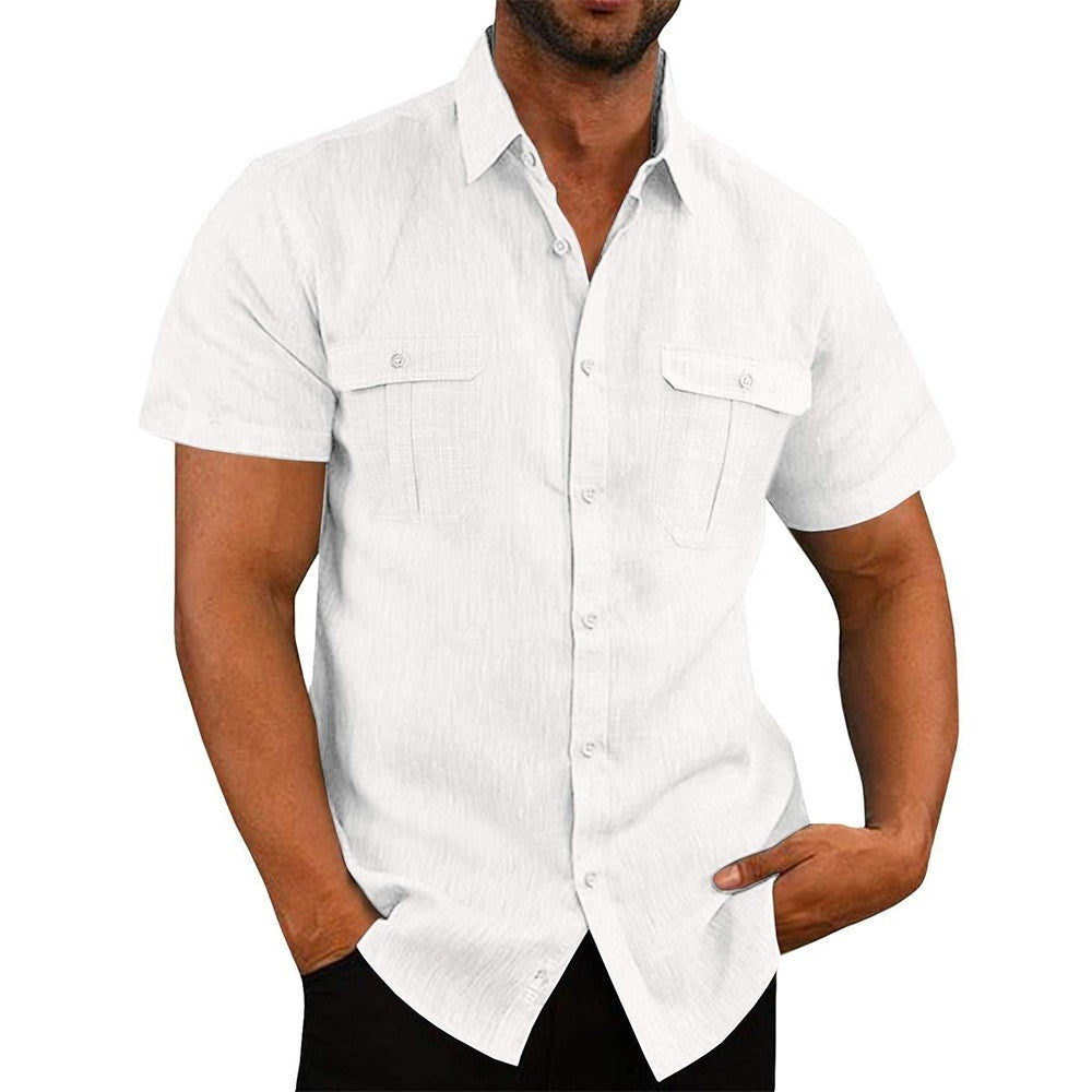 Chemise blanche à manches courtes en tissu léger avec poches de poitrine.
