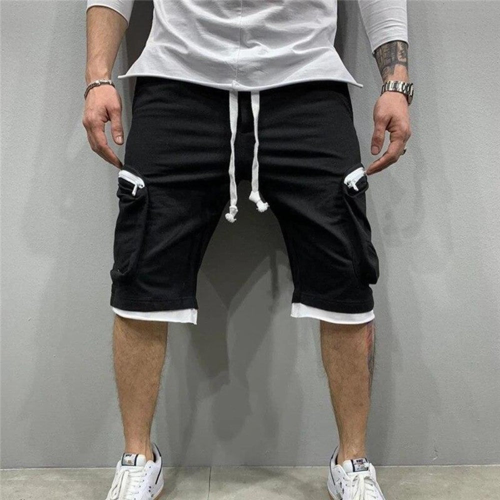 Short cargo noir pour homme avec poches et cordon de serrage.