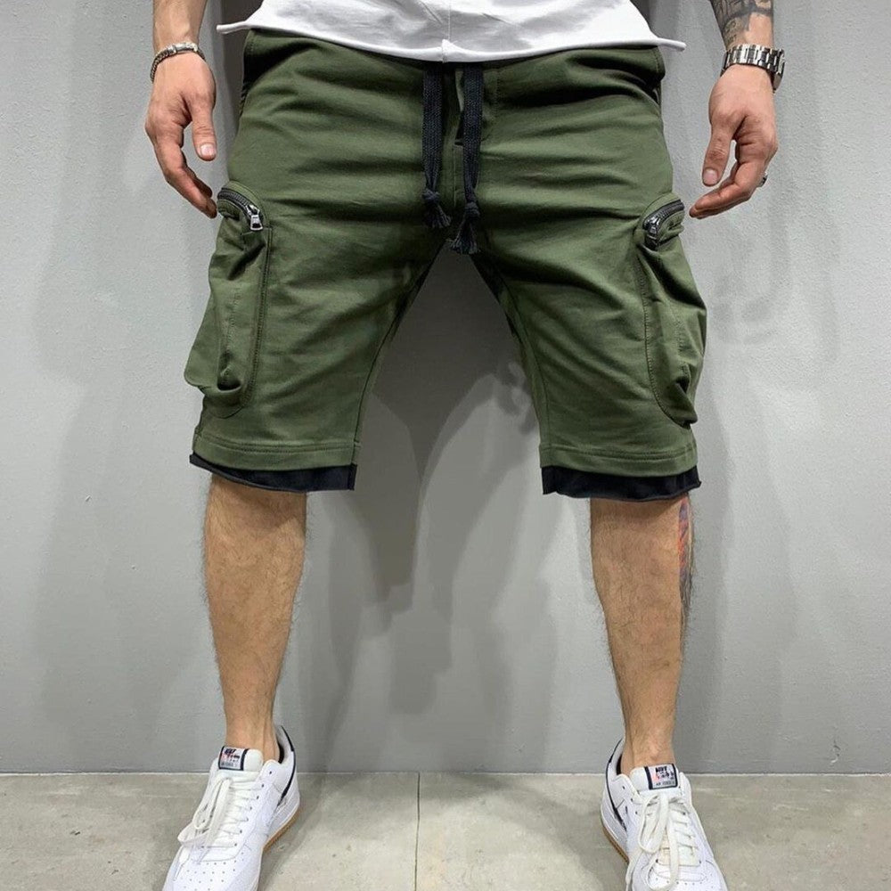 Short cargo vert pour homme avec poches et cordon de serrage.