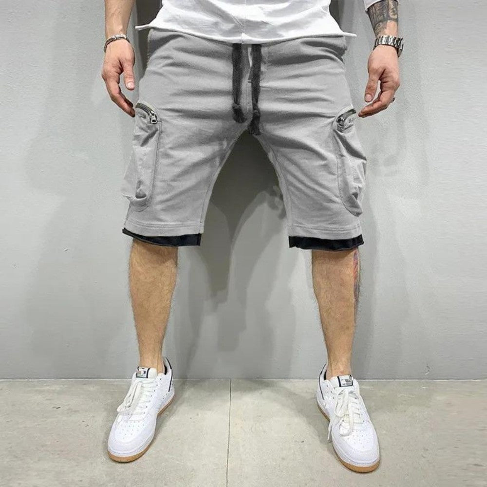 Short cargo gris pour homme avec poches et cordon de serrage.