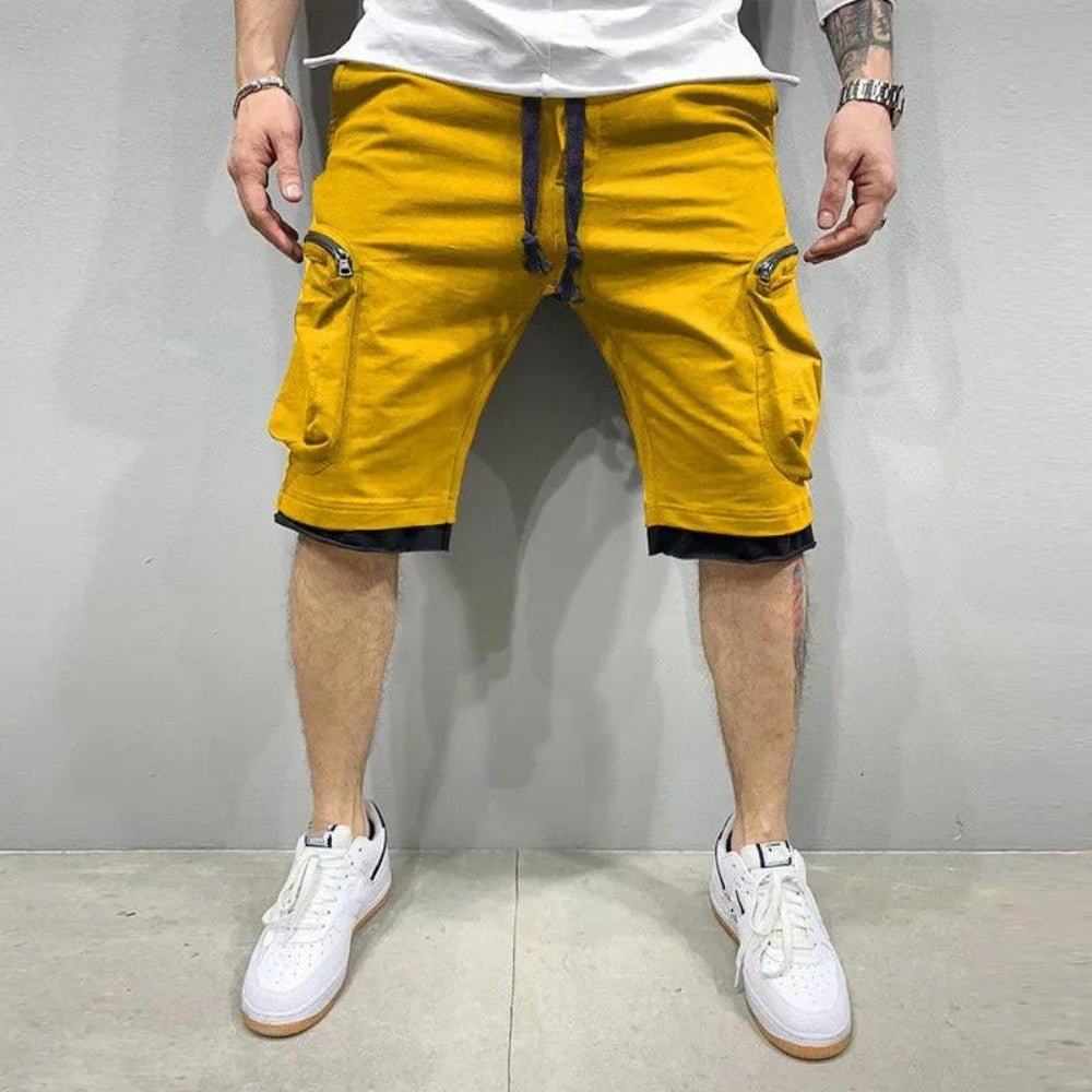 Short cargo jaune pour homme avec poches et cordon de serrage.