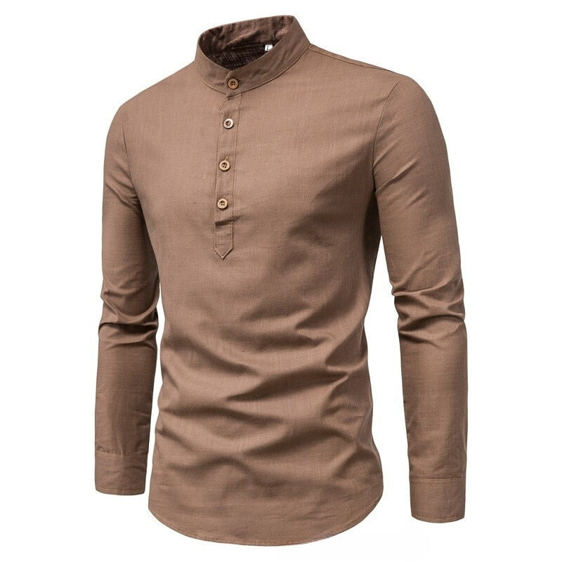 Chemise marron à col montant, gros plan