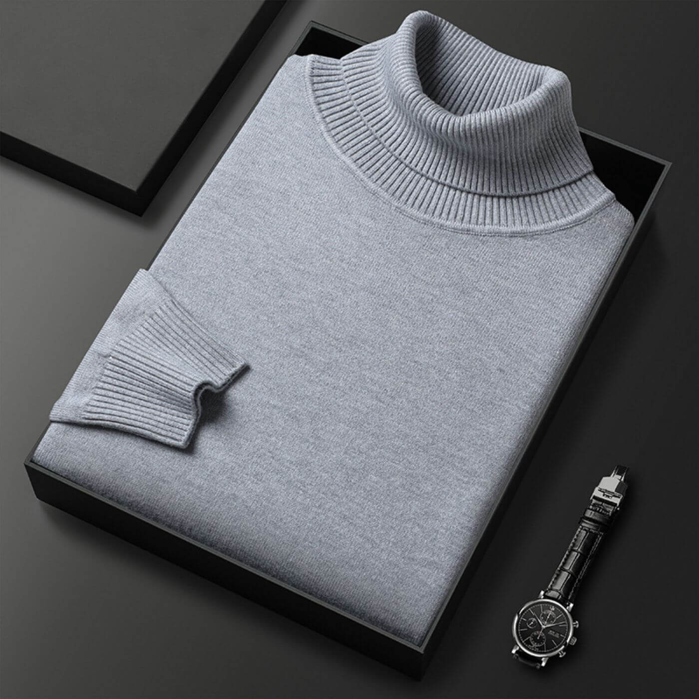 Pull à col roulé gris clair classique dans une boîte luxueuse. Doux, chaud et tendance pour l'hiver.