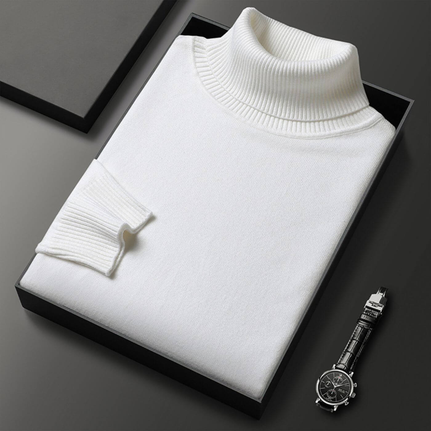 Pull à col roulé blanc intemporel, soigneusement présenté dans une boîte cadeau premium. Indispensable pour l'hiver.