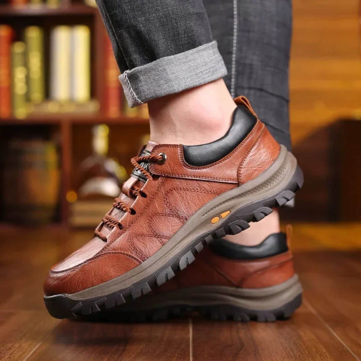 Chaussures Posh Paris René marron avec talon rembourré noir élégant et semelle robuste.