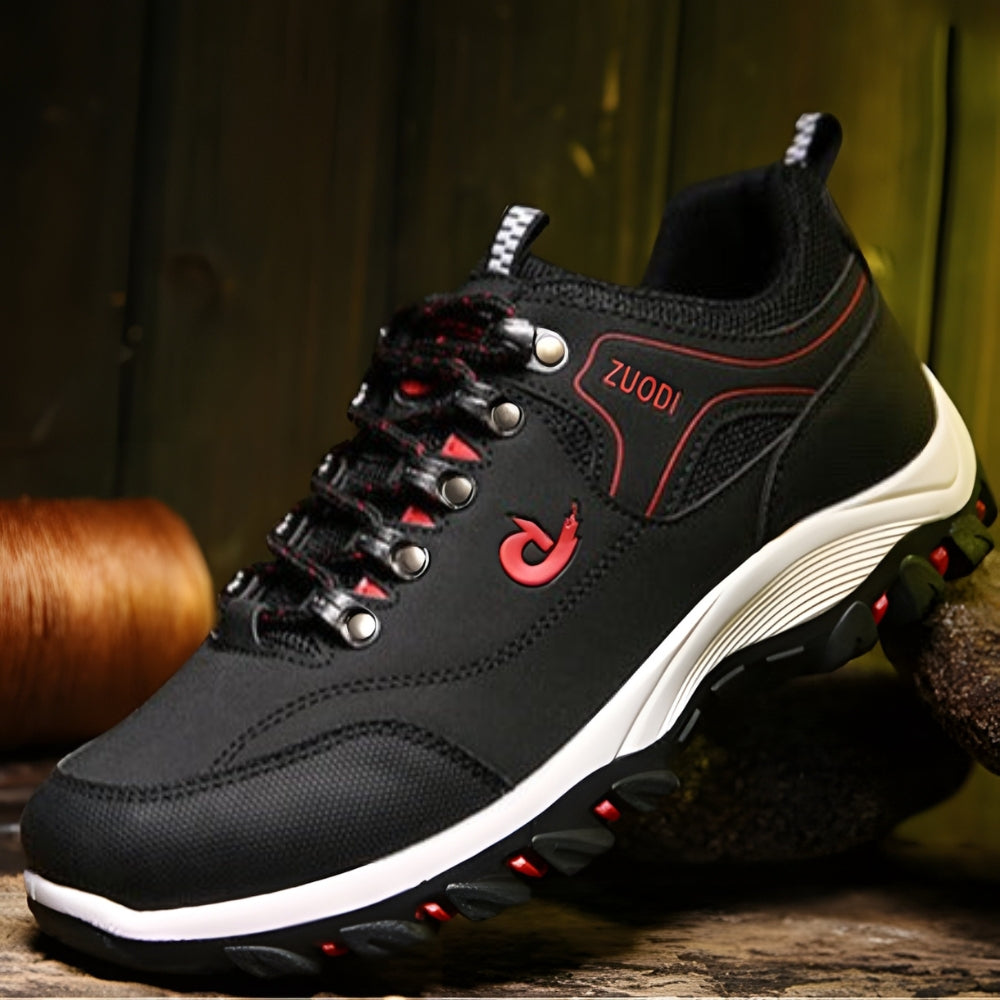 Chaussures de randonnée noires au profil robuste pour les activités de plein air.
