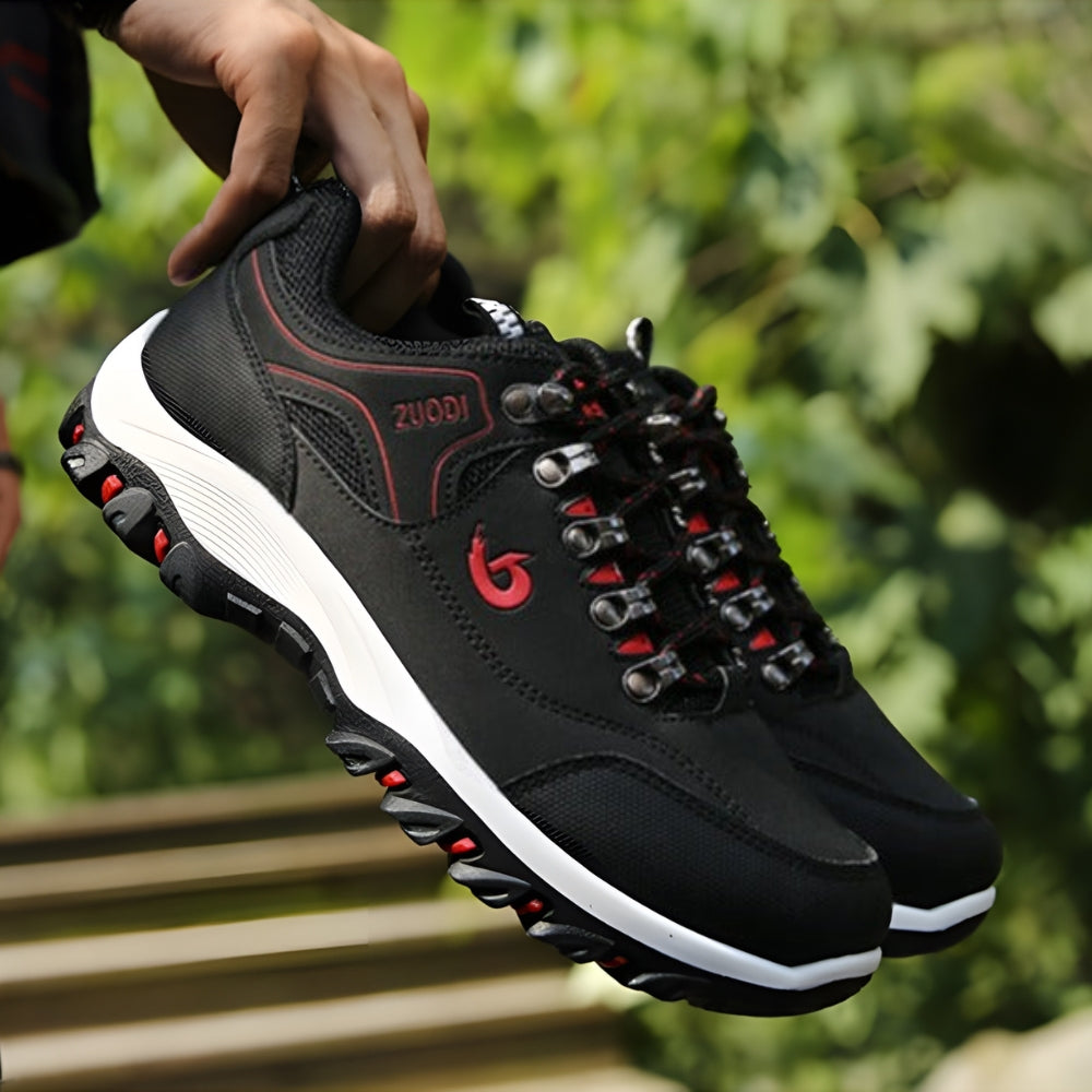Chaussures de randonnée noires au profil robuste pour les activités de plein air.
